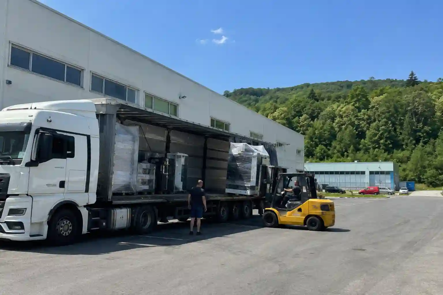 Релокація виробництва на захід України — завантаження обладнання у фуру