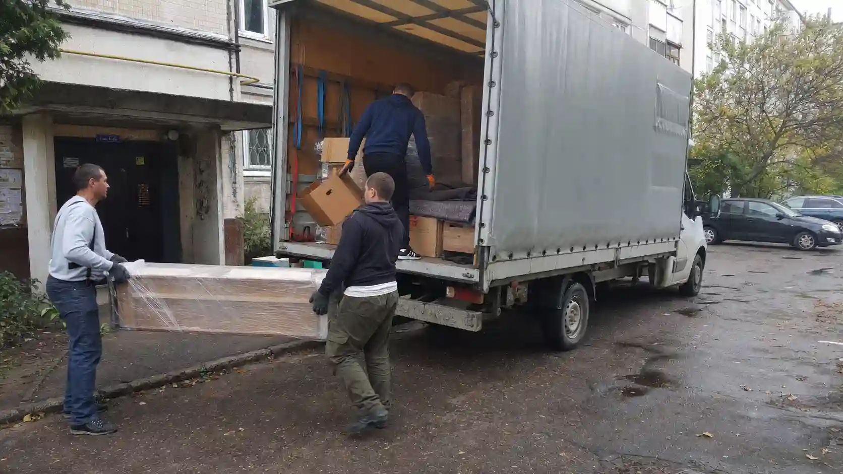 Вантажники завантажують речі під час квартирного переїзду